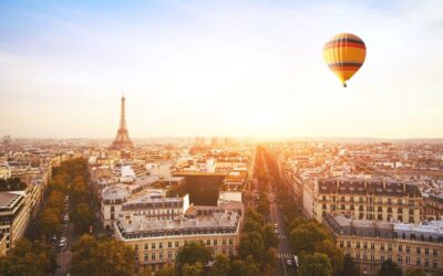 L’Ombre des Cafés parisiens : Jouer aux Échecs contre la Politique